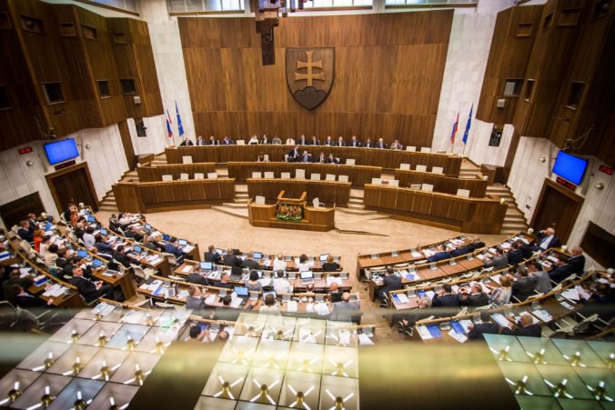 Online: Poslanci budú hlasovať o dôvere Pellegriniho vláde, do parlamentu sa vrátili Fico aj Kaliňák