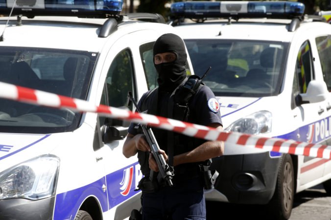 Útočník vo Francúzsku strieľal na políciu a zajal rukojemníkov, hlási sa k Islamskému štátu