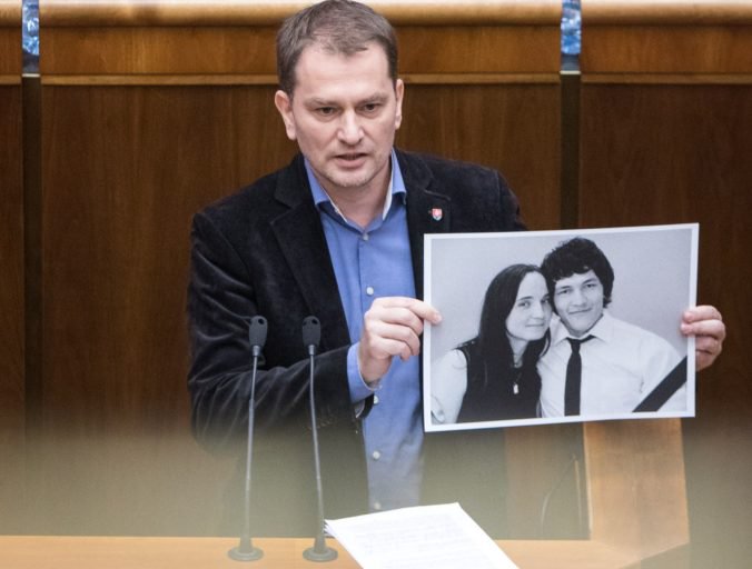 Danko dal vykázať Matoviča z rokovacej sály parlamentu, viackrát ukázal fotografiu