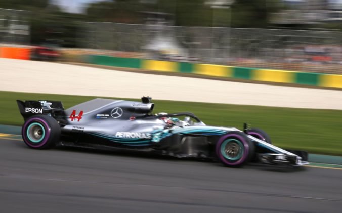 Hamilton si v Austrálii vyjazdil pole position, vytvoril aj traťový rekord