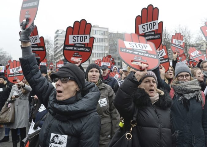 Video: Tisíce Poliakov protestovali proti sprísneniu zákona o interrupciách