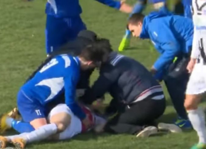 Video: Futbalista skolaboval priamo na ihrisku, lekári mu už nedokázali pomôcť