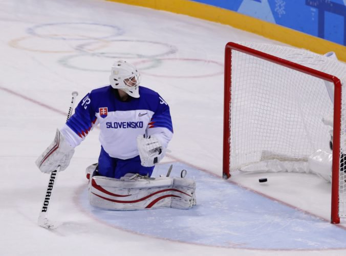 Brankár Konrád je zranený a nepocestuje na majstrovstvá sveta v hokeji