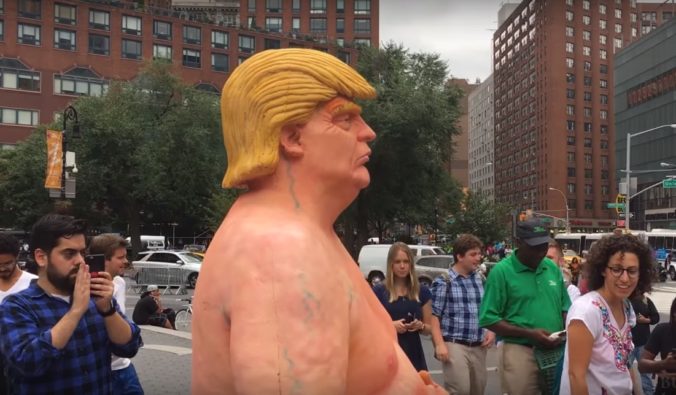 Video: Anonymní anarchisti vyrobili sochu Donalda Trumpa, jej posledný kus pôjde do dražby