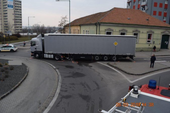 Foto: Polícia hľadá svedkov tragickej nehody, vodič kamióna zachytil muža