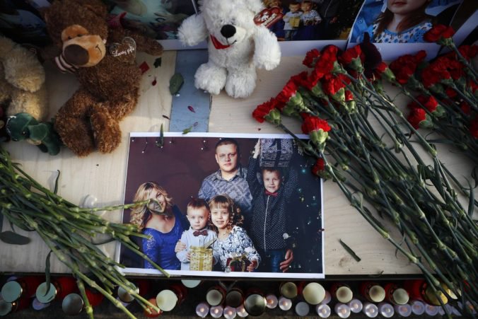 Video: Rusko smúti za obeťami požiaru v Kemerove, vyšetrovatelia uviedli zrejmú príčinu tragédie