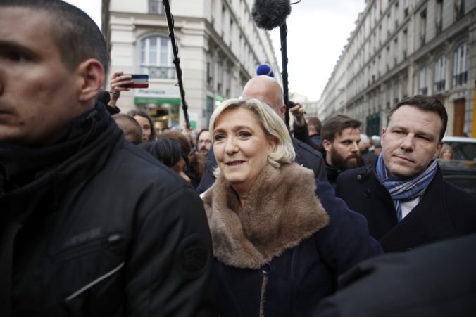 Le Penová sa zúčastnila na pochode proti antisemitizmu v Paríži