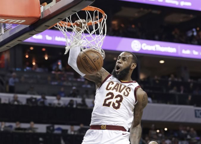 Video: Hviezdny LeBron sa vyrovnal legendárnemu Jordanovi, Towns utvoril rekord Minnesoty