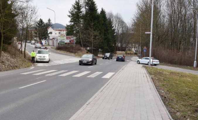 Polícia hľadá vodičku, ktorá zrazila na priechode v Banskej Bystrici 14-ročného chlapca