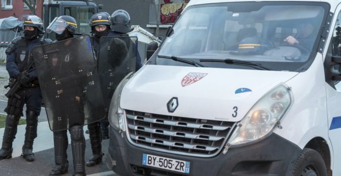 Vo Francúzsku vyčíňal ďalší šialenec, vodič sa autom pokúsil vraziť do skupiny vojakov