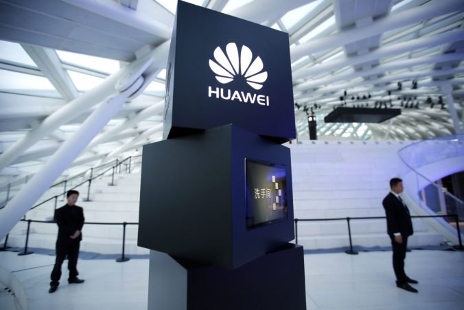 Zisk čínskeho výrobcu smartfónov Huawei stúpol o takmer tretinu