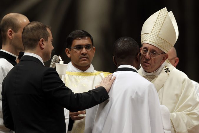 Pápež František pokrstil počas vigílie migranta z Nigérie, ktorý sa v Taliansku stal hrdinom