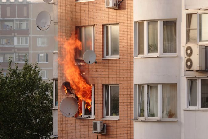 Požiar v byte poškodil rozvody vody a muža vyhnal na balkón, zasahovali hasiči z Brna