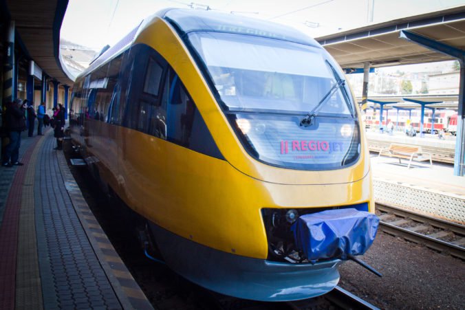 Vlaky medzi Bratislavou a Komárnom sú v špičke preplnené, RegioJet má záujem zvýšiť ich kapacitu