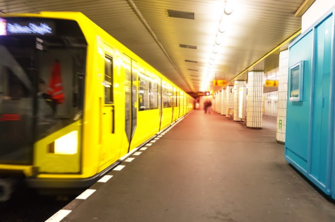 V nemeckom Duisburgu sa zrazili dve súpravy metra, desiatky ľudí sa zranili