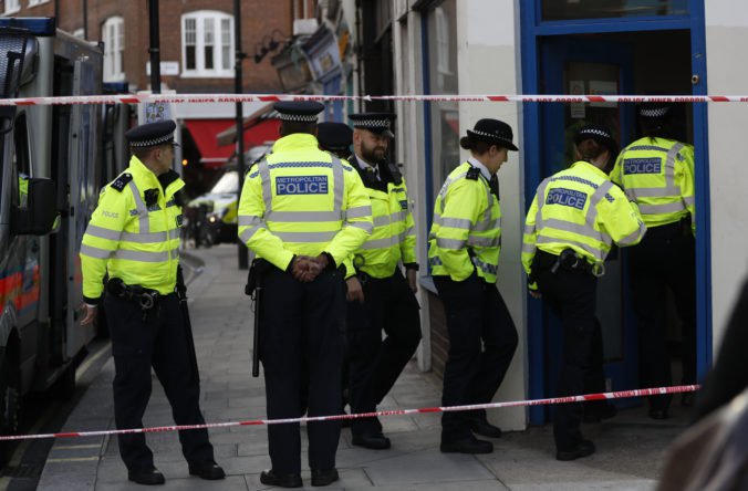 Streľba v Londýne si vyžiadala ďalšieho mŕtveho, do ulíc vyrážajú špeciálne jednotky