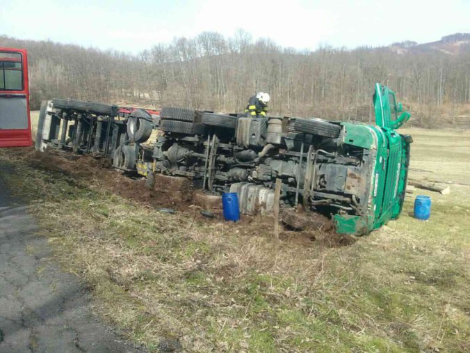 Kamión skončil mimo cesty v lokalite Šváb, do pôdy unikli stovky litrov nafty