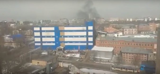 Video: Nákupné centrum v Moskve skončilo v plameňoch, požiar sa šíril zo skladu hračiek