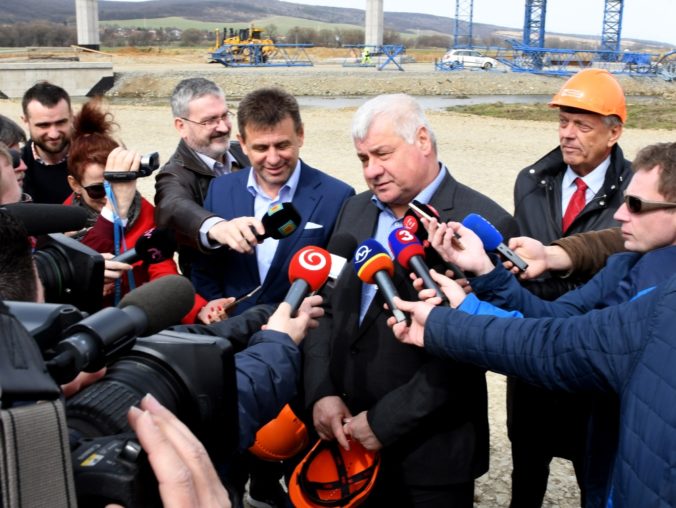 Ministri skontrolovali práce na najvýchodnejšej časti D1, výstavba diaľnice ide podľa plánu
