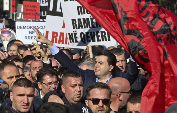 Protivládne protesty v Albánsku zablokovali diaľnice, polícia ich považuje za nelegálne