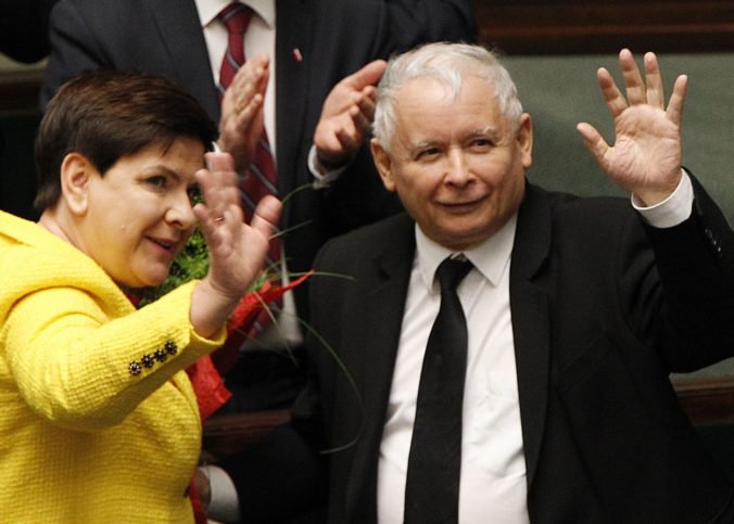 Platy politikov sa znížia a odmeny pôjdu na charitu, vyhlásil šéf poľskej vládnej strany