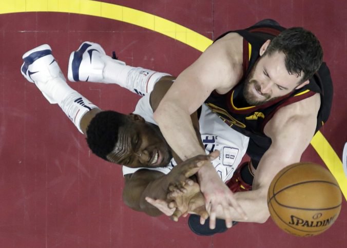 Video: Víťazný návrat Lua na lavičku Clevelandu, Golden State narazil na rozbehnutú Indianu