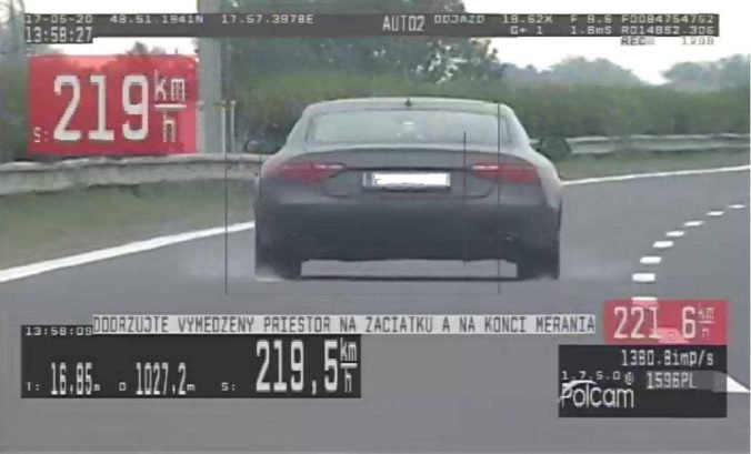 Vodič sa rútil rýchlosťou vyše 200 km/h, tvrdil, že sa ponáhľa a dostal pokutu 800 eur