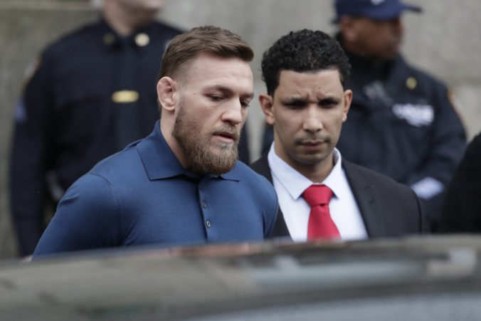 Video: Conor McGregor zaútočil na autobus s bojovníkmi MMA, polícia ho už obvinila