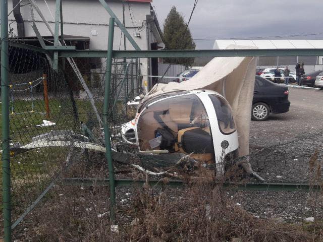 Foto: Pri Spišskej Novej Vsi sa zrútil vrtuľník, dve osoby sú zranené