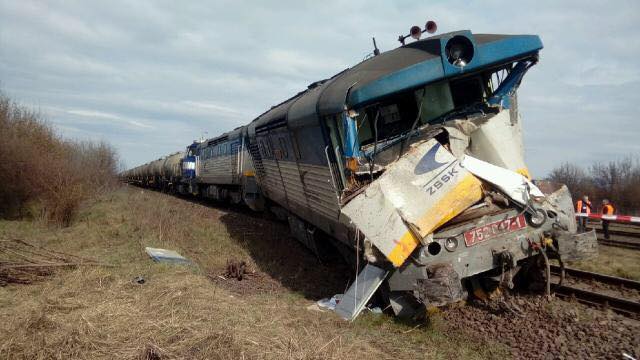 Foto: Obeťou smrteľnej zrážky s vlakom sa stal vodič nákladiaka, rušňovodič bol hospitalizovaný