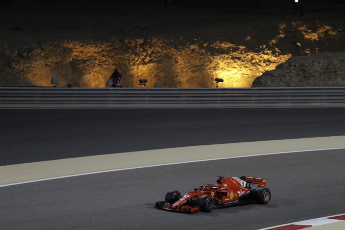 Vettel vyhral Veľkú cenu Bahrajnu, Räikkönen mechanici zle upevnili zadné koleso