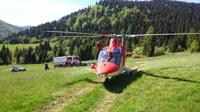 Muž preletel cez riadidlá svojej motorky, ratovali ho leteckí záchranári