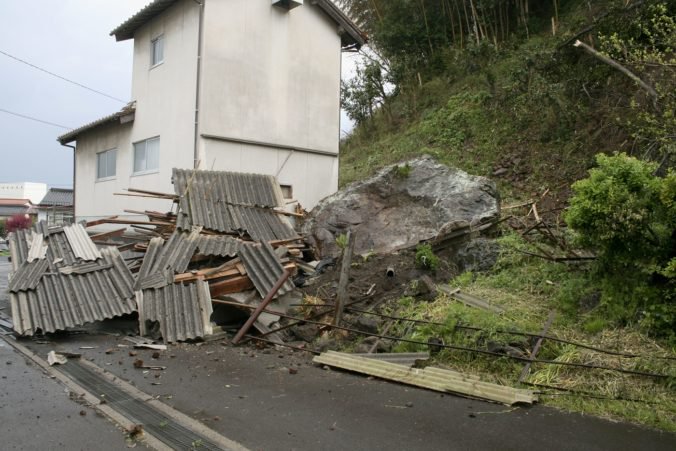 Pri zemetrasení v Japonsku praskali cesty, domácnosti sú bez vody a elektriny