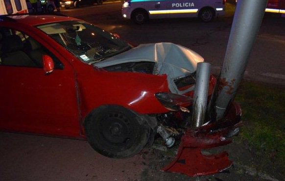 Foto: Taxikár narazil vo Vajnoroch do stĺpa, príčinu nehody vyšetruje polícia