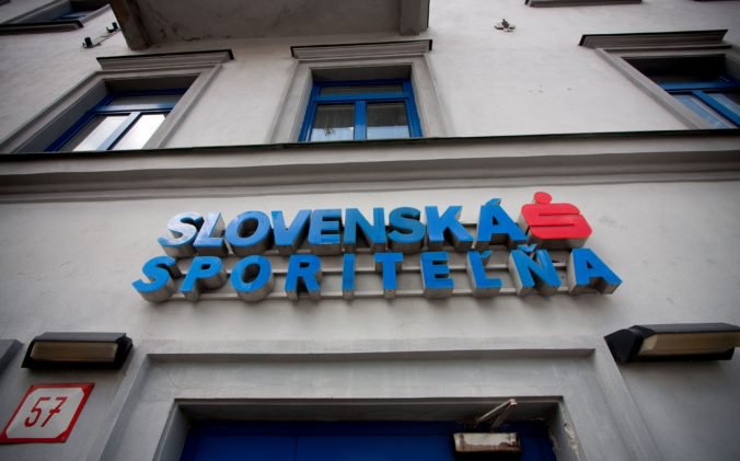Polícia prehľadáva pobočky Slovenskej sporiteľne, anonym nahlásil bombu