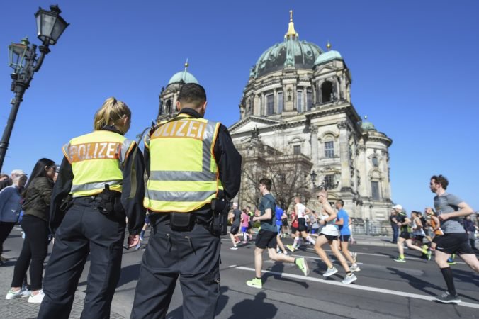 Plánovaný útok počas berlínskeho polmaratónu sa zatiaľ nepotvrdil, podozrivých zrejme prepustia