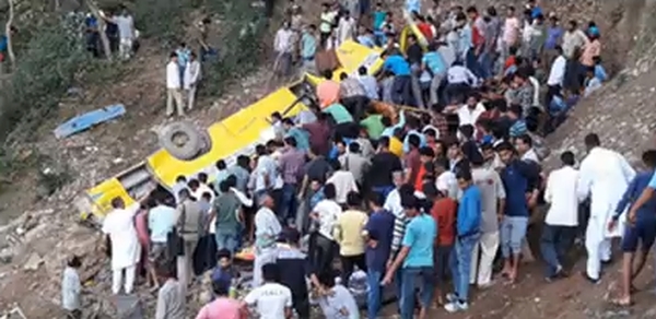 Nehoda školského autobusu v Indii si vyžiadala smrť 27 detí a troch dospelých