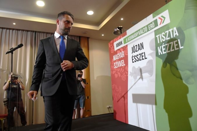Šéf maďarskej krajne pravicovej strany Jobbik odstúpil, veril vo volebné víťazstvo