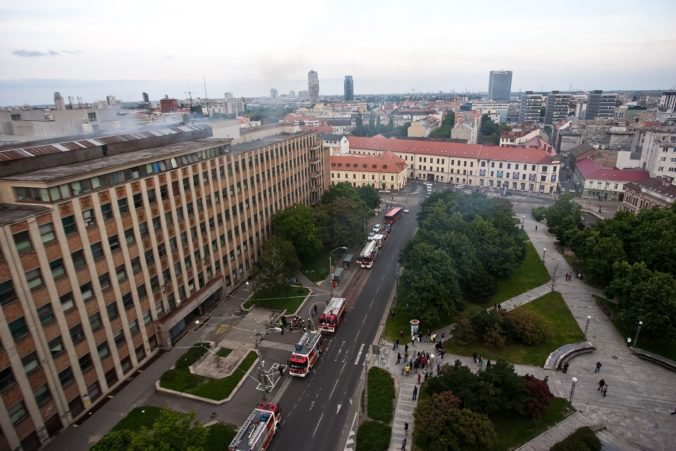Na fakulte Slovenskej technickej univerzity v Bratislave horí strecha