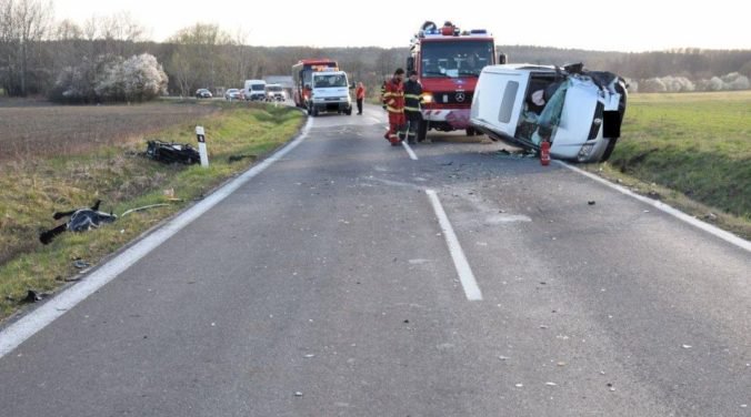 Foto: Motocyklista prešiel do protismeru a zrazil sa s VW Touran, zasahovali leteckí záchranári