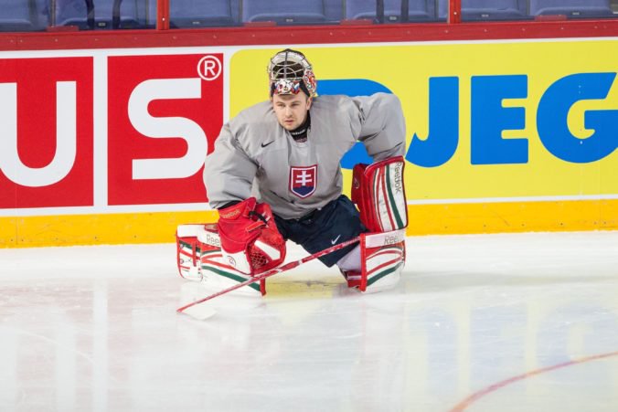 Brankár Július Hudáček pokračuje v KHL, ale zmenil dres