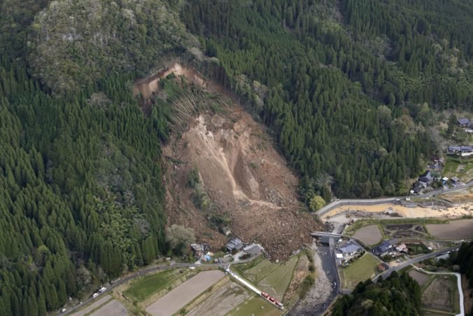 Zosuv pôdy v Japonsku zničil domy a zablokoval cesty, záchranári pátrajú po nezvestných osobách