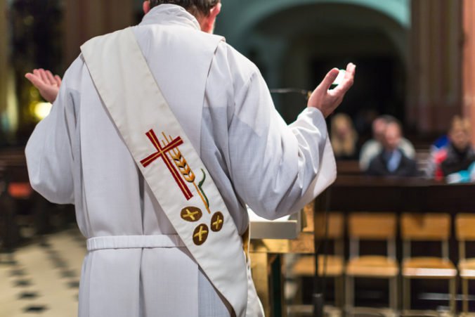 Miništranti povedali o sexuálnom obťažovaní kňazom, arcibiskup ich tvrdenia pred súdom odmietol