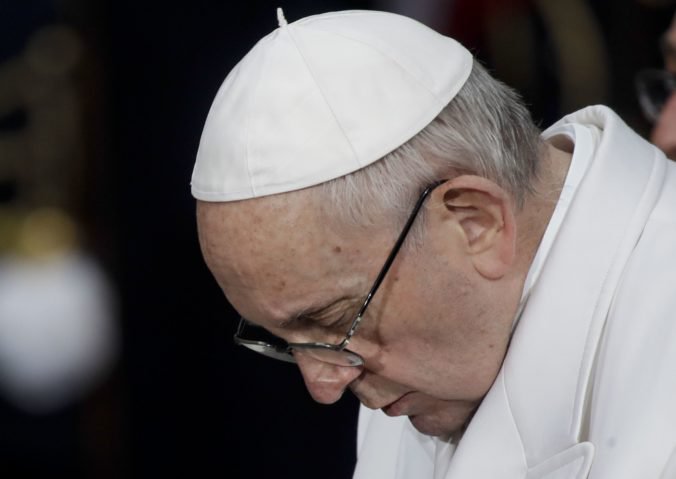 Pápež František sa ospravedlnil za omyl v kauze zneužívania detí pedofilným kňazom