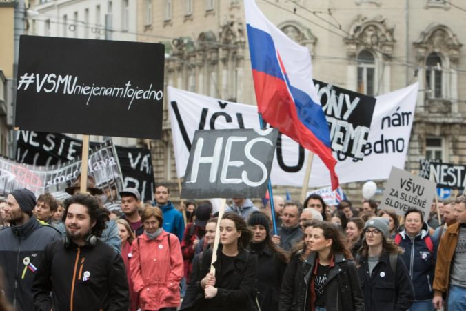 Organizátori zhromaždení Za slušné Slovensko čelia obvineniam zo zavádzania o počte účastníkov