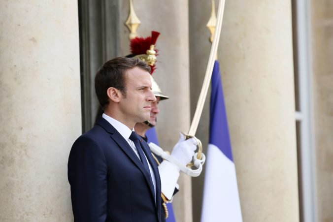 Macron čoskoro rozhodne o možnom útoku na sýrsku armádu, ktorú obvinili z chemického útoku