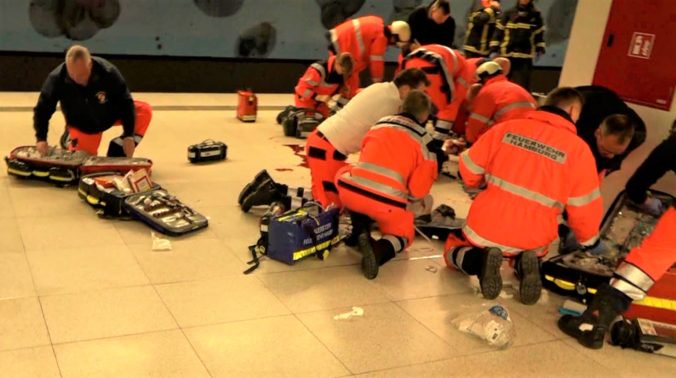 Muž útočil s nožom na stanici metra v Hamburgu, zabil svoju bývalú ženu aj vlastné dieťa
