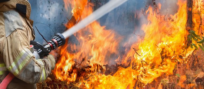 Hasiči zasahujú pri požiari lesa v Rudňanoch