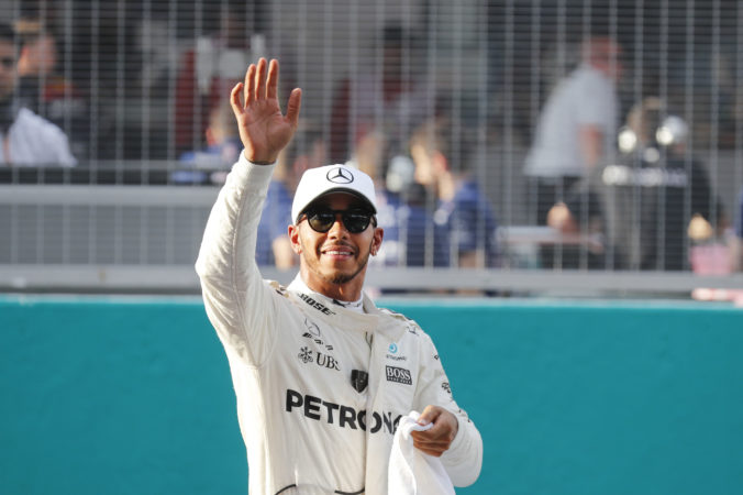 Lewis Hamilton očakáva počas víkendovej Veľkej ceny Číny náročný súboj s jazdcami Ferrari