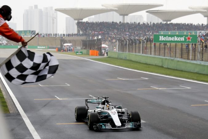 Formula 1 sa presunula z Bahrajnu do Číny, rekordér Hamilton dúfa v otočenie kariet